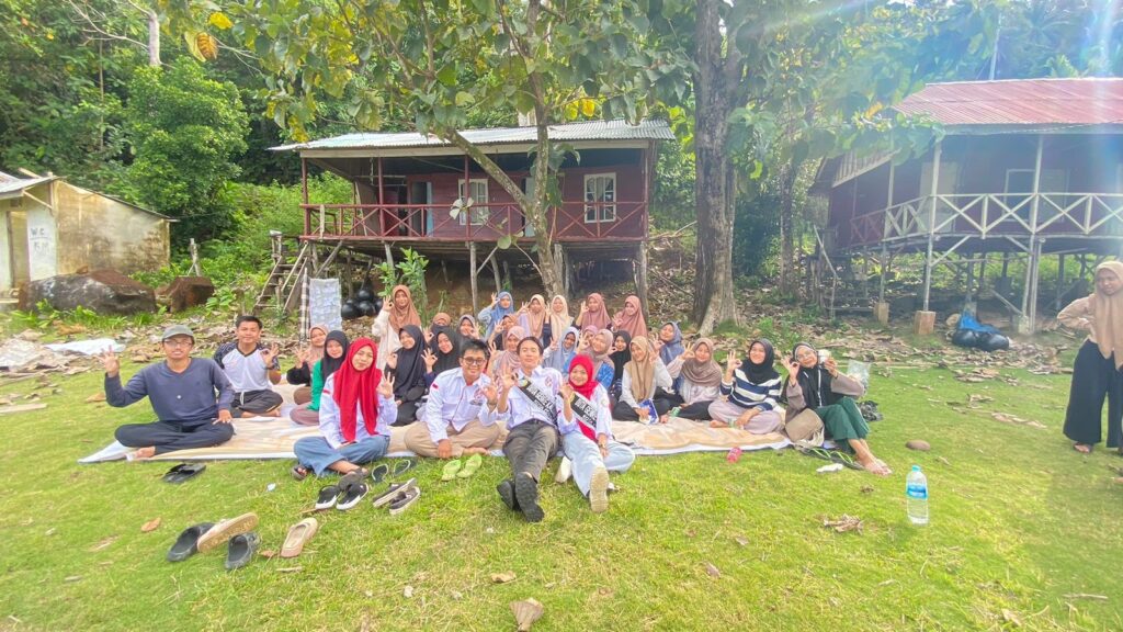 Mahasiswa BKI Unjuk Kreativitas Kepada Warga Desa Pulau Lemukutan Melalui Pentas Seni
